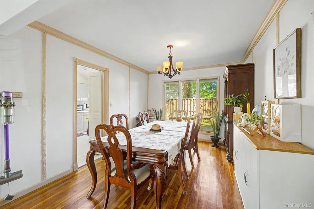 105 Serpentine Lane Albertson, NY 11507