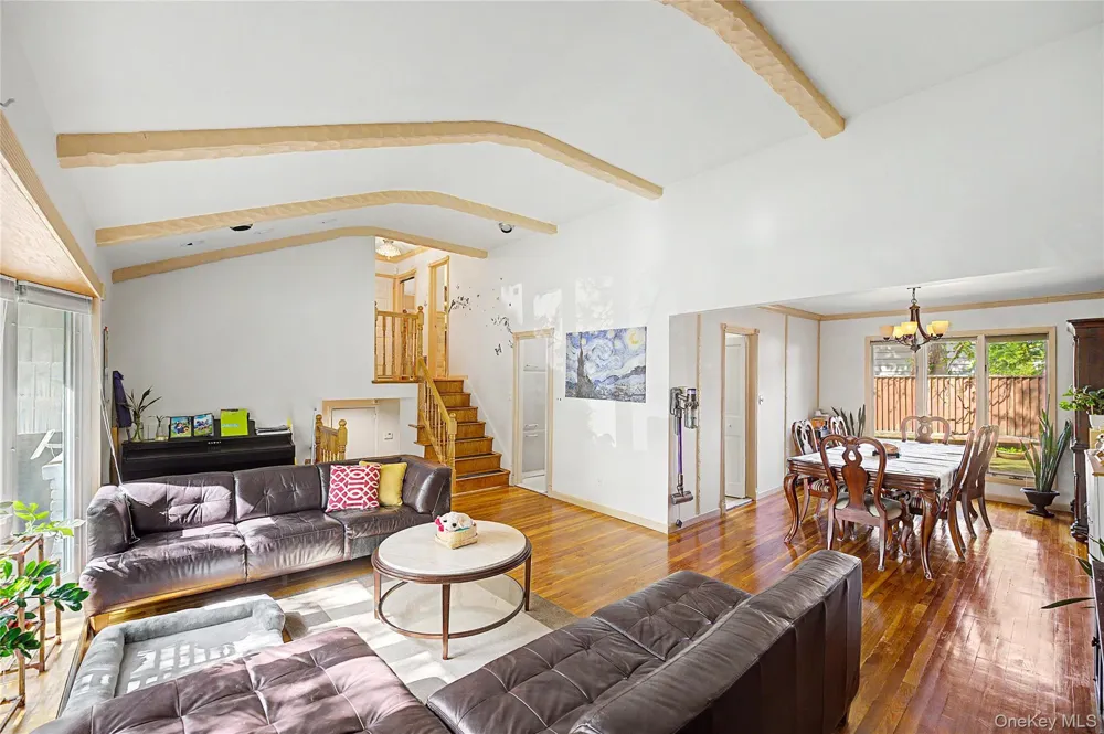 105 Serpentine Lane Albertson, NY 11507