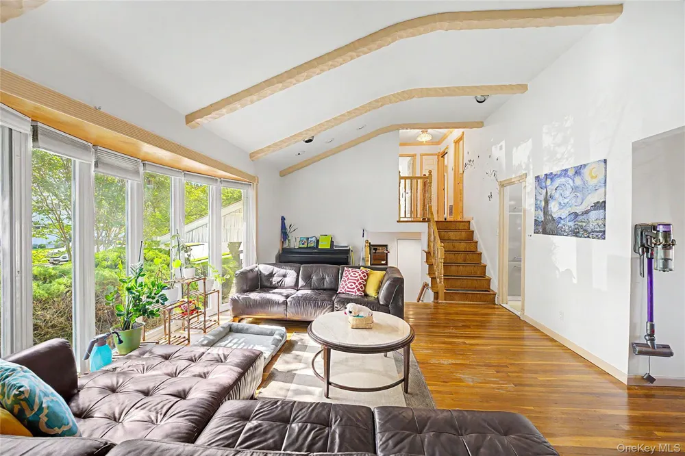 105 Serpentine Lane Albertson, NY 11507