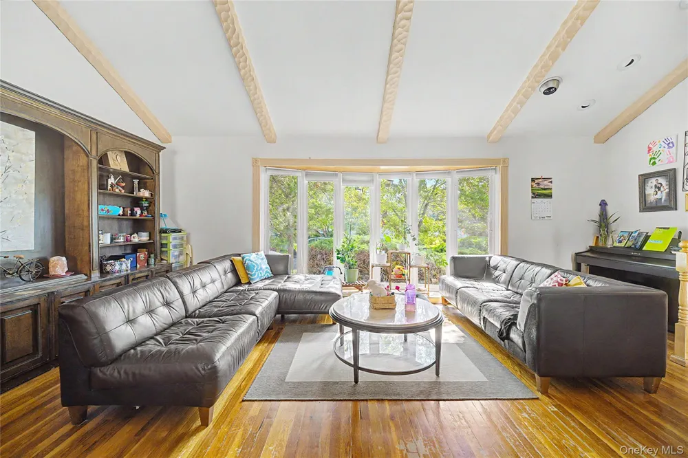 105 Serpentine Lane Albertson, NY 11507