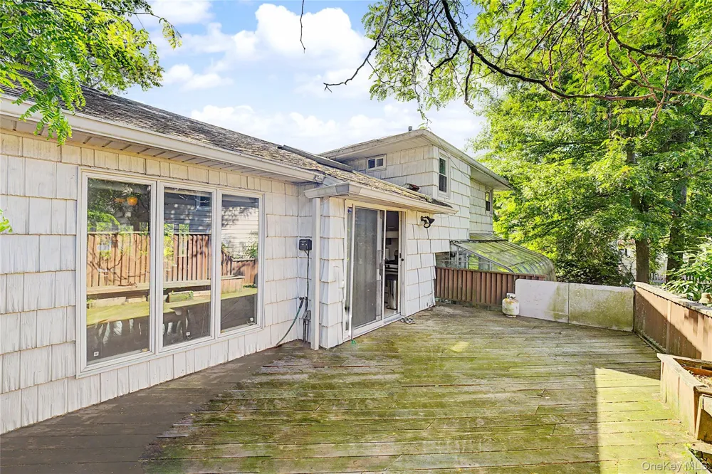 105 Serpentine Lane Albertson, NY 11507