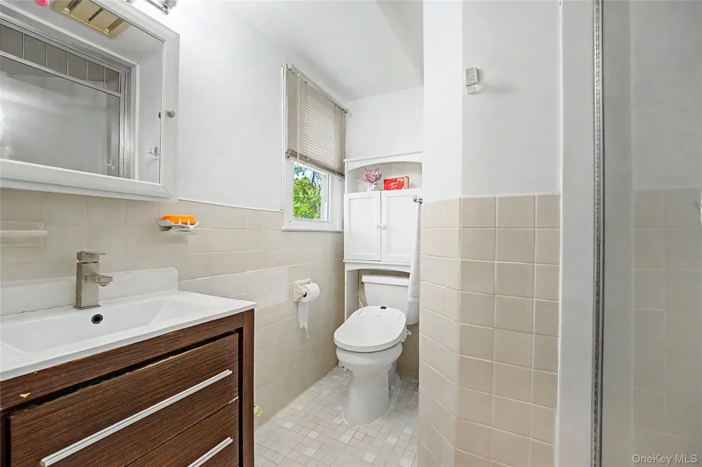 105 Serpentine Lane Albertson, NY 11507