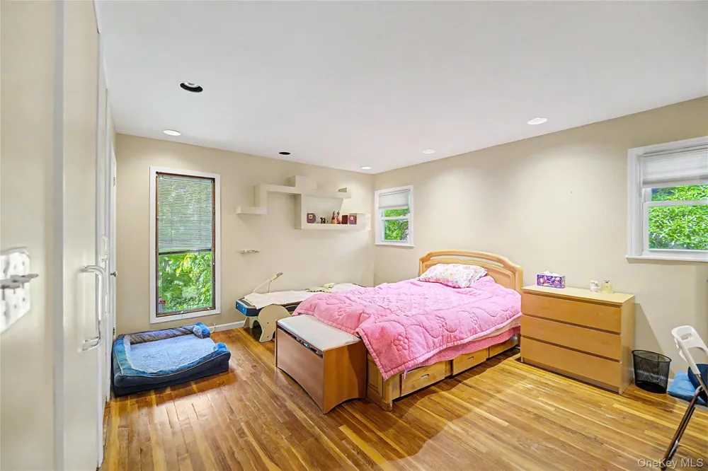 105 Serpentine Lane Albertson, NY 11507