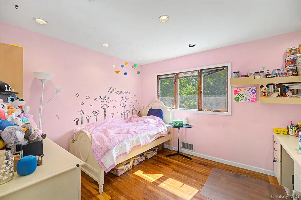 105 Serpentine Lane Albertson, NY 11507