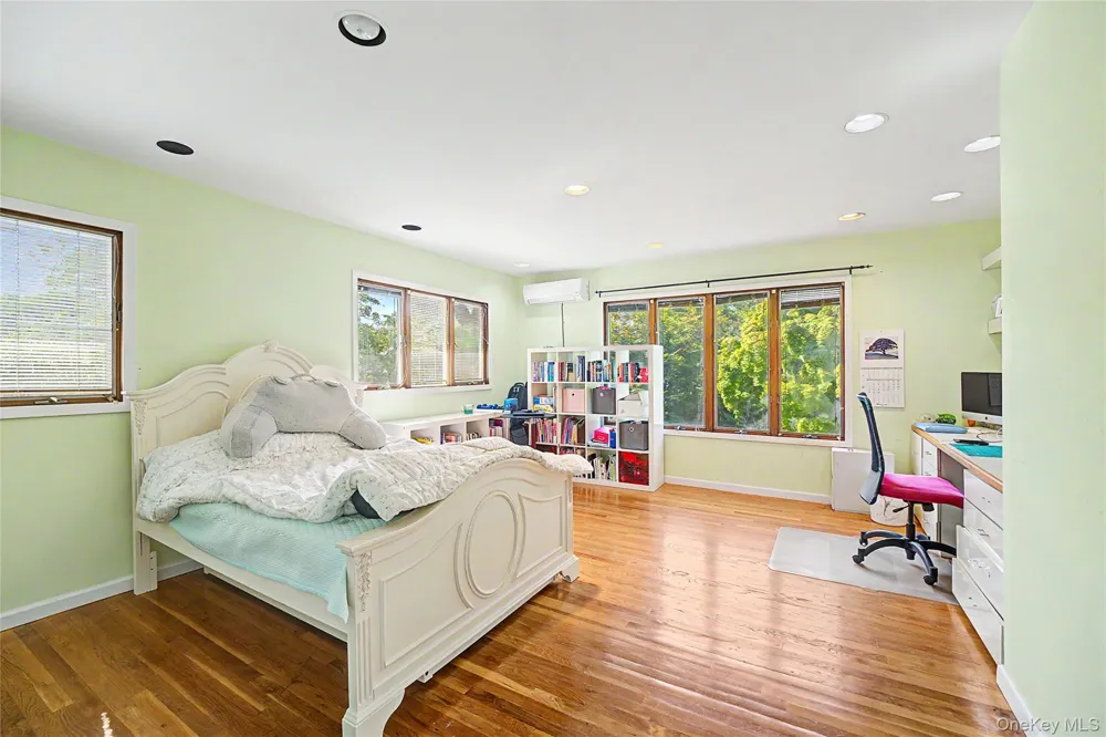 105 Serpentine Lane Albertson, NY 11507