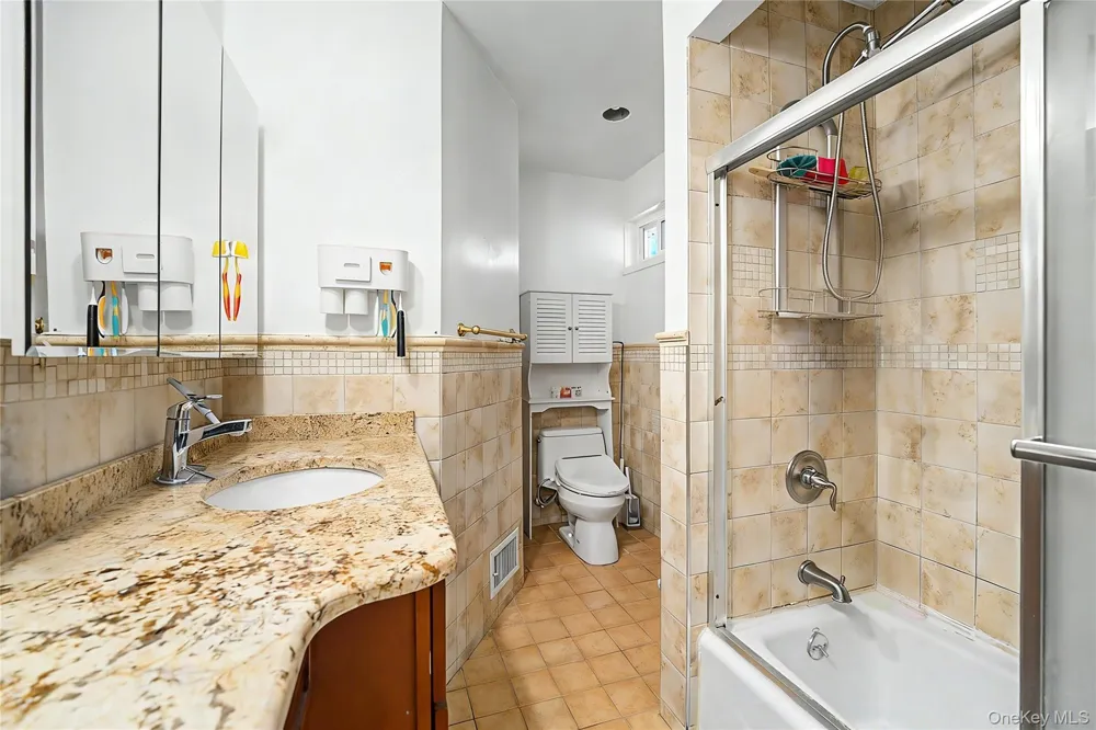105 Serpentine Lane Albertson, NY 11507