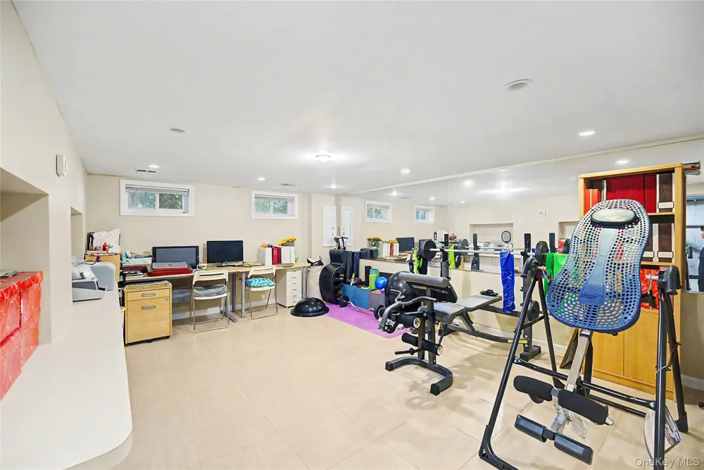105 Serpentine Lane Albertson, NY 11507