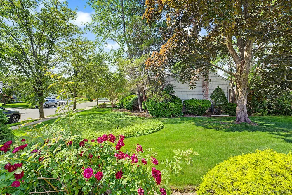 105 Serpentine Lane Albertson, NY 11507
