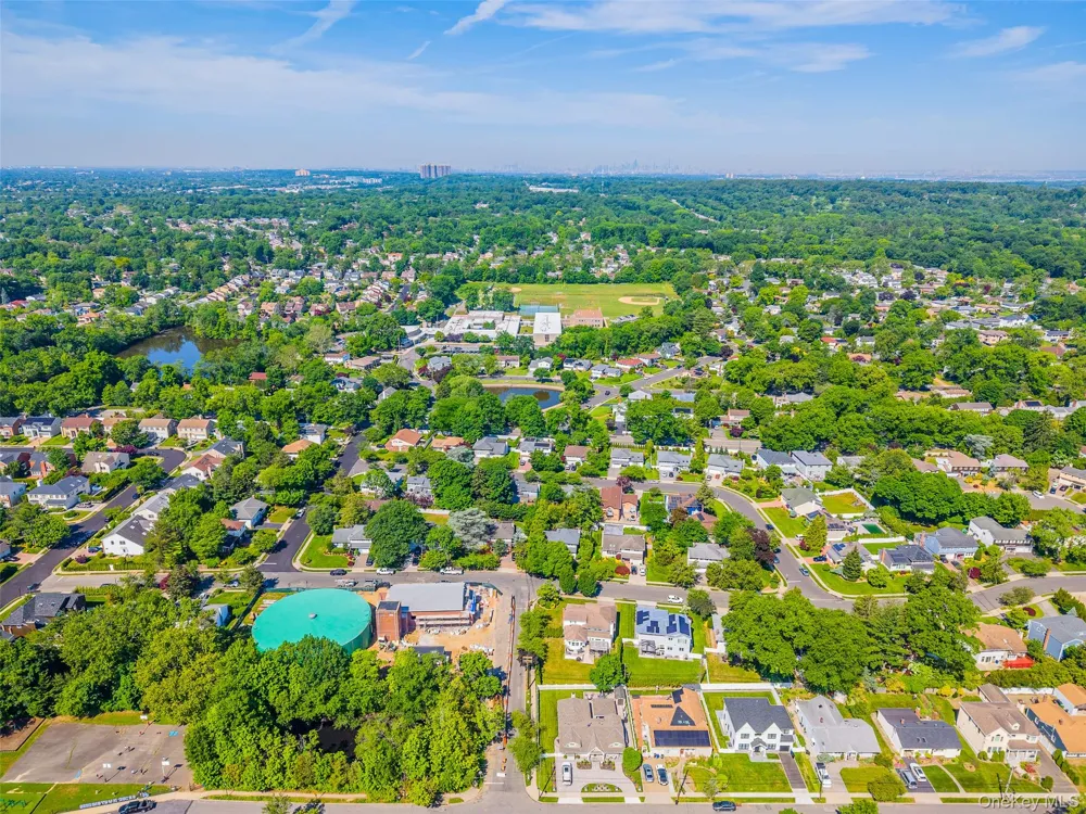 105 Serpentine Lane Albertson, NY 11507
