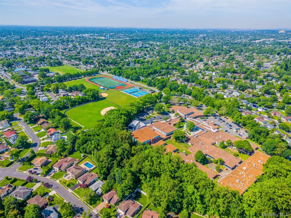 105 Serpentine Lane Albertson, NY 11507
