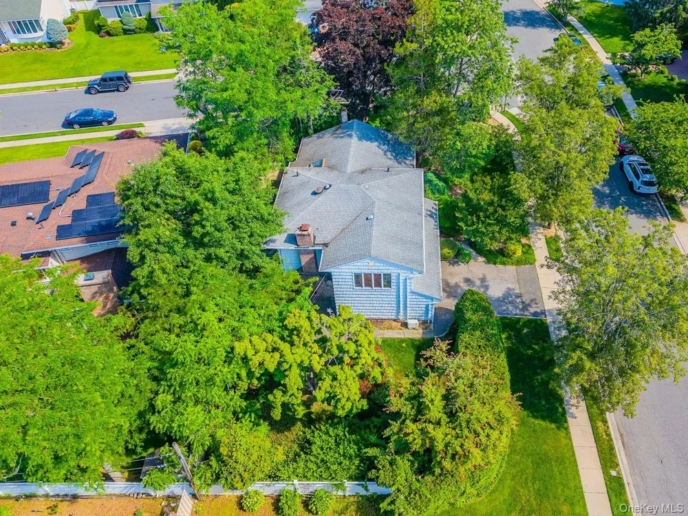 105 Serpentine Lane Albertson, NY 11507