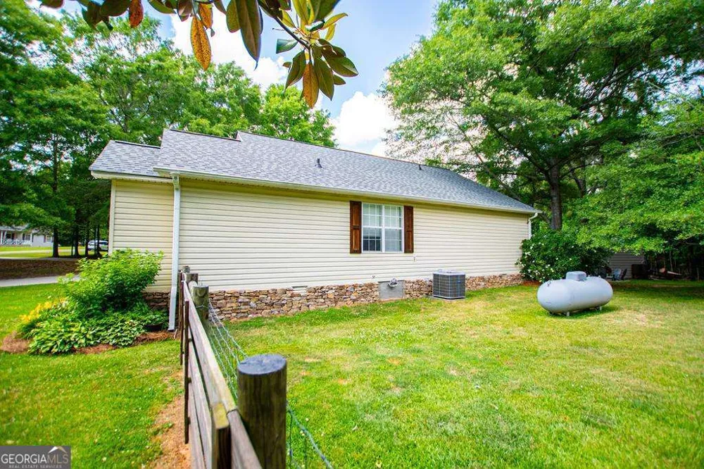 2 Pine Hill DR Ranburne, AL 36273