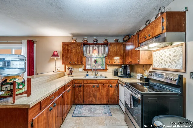 300 County Road 324 Adkins, TX 78101