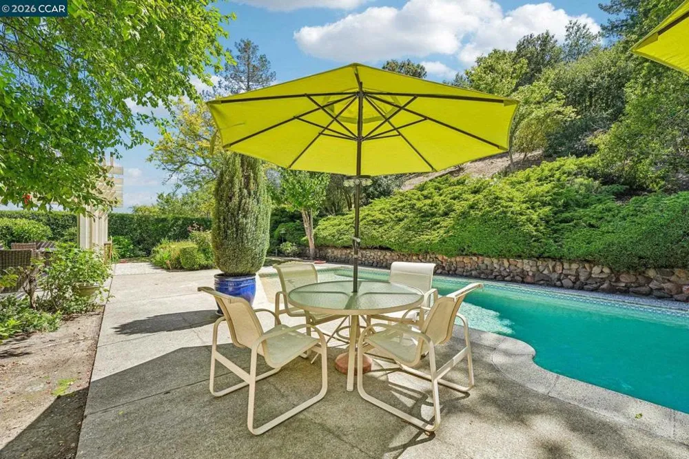 340 Donald Dr Moraga, CA 94556