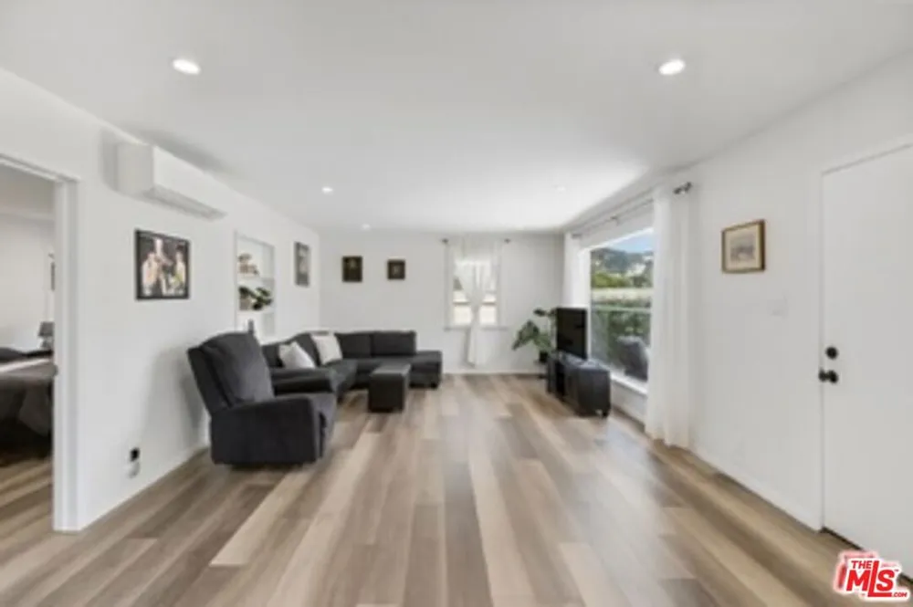 11710 Hartsook Street Valley Village, CA 91607