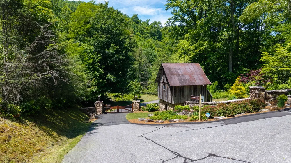 2530 Pilot Knob Road Glenville, NC 28736
