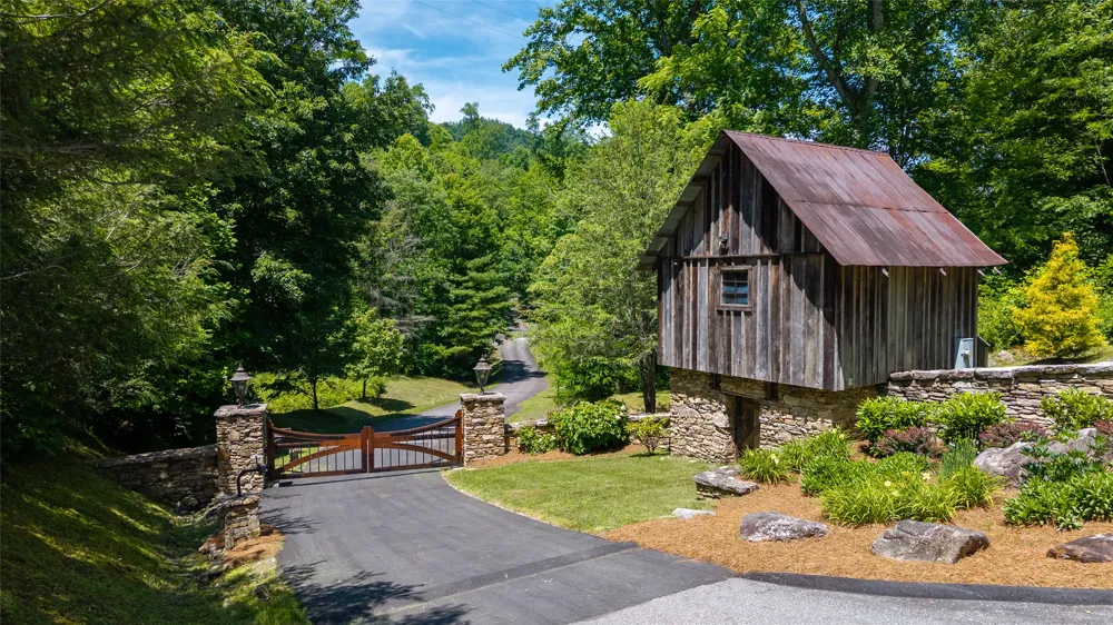 2530 Pilot Knob Road Glenville, NC 28736