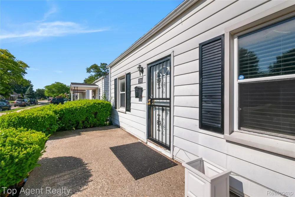 22085 Rausch Avenue Eastpointe City, MI 48021