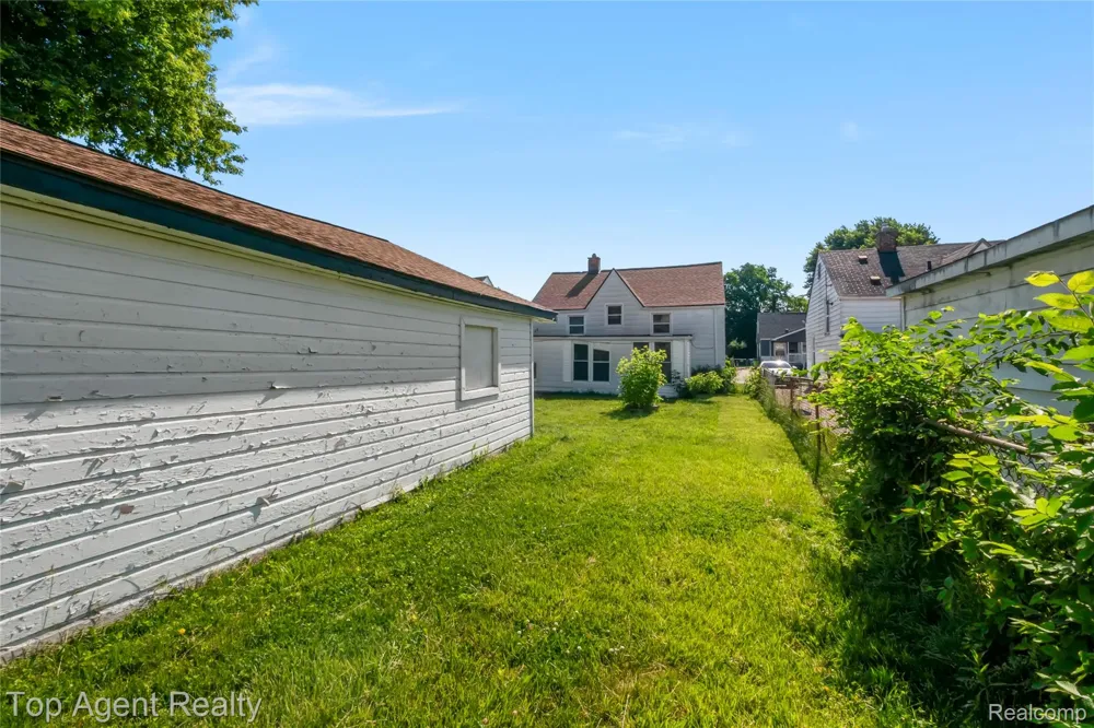 22085 Rausch Avenue Eastpointe City, MI 48021
