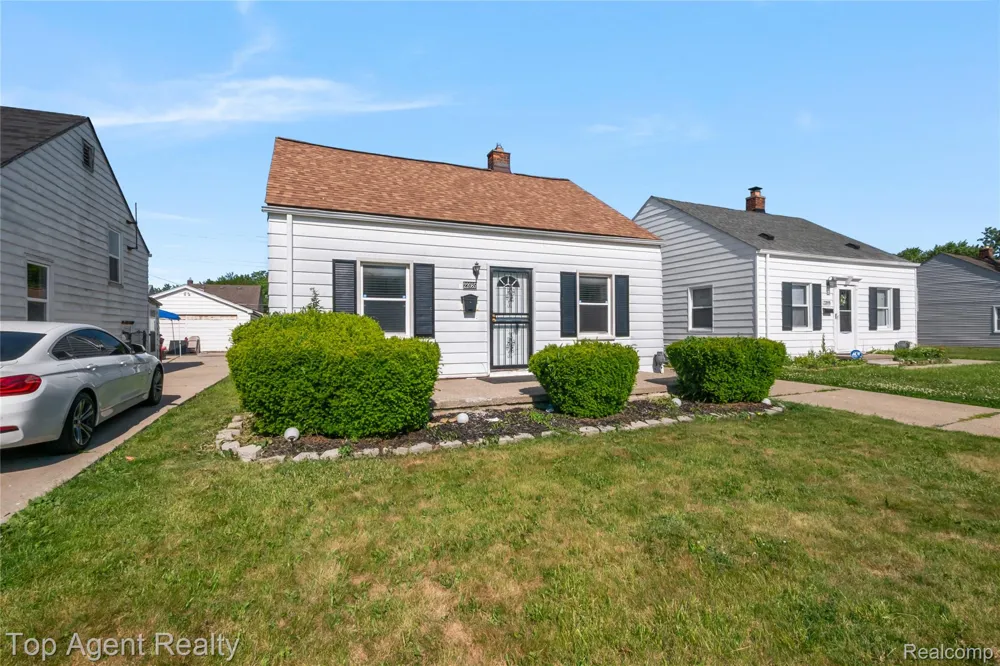 22085 Rausch Avenue Eastpointe City, MI 48021