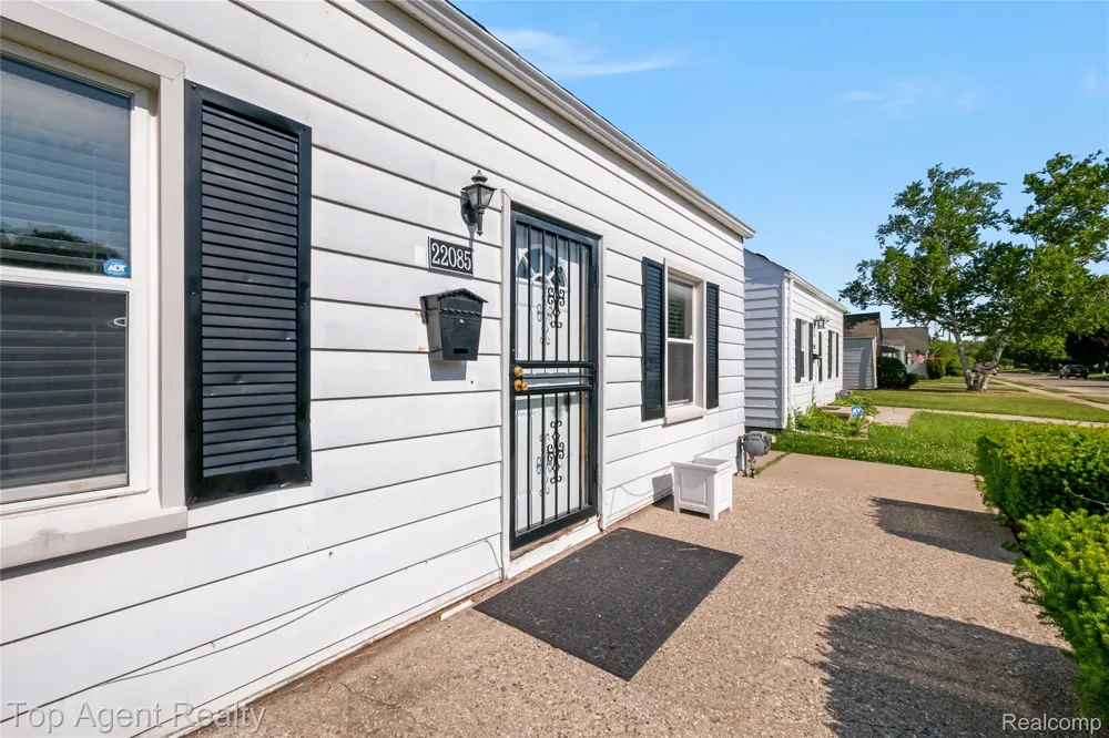 22085 Rausch Avenue Eastpointe City, MI 48021