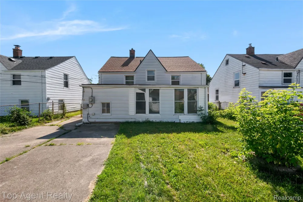 22085 Rausch Avenue Eastpointe City, MI 48021