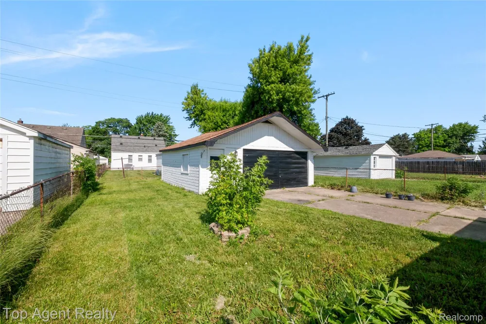 22085 Rausch Avenue Eastpointe City, MI 48021