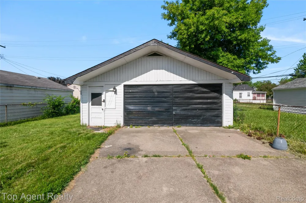 22085 Rausch Avenue Eastpointe City, MI 48021