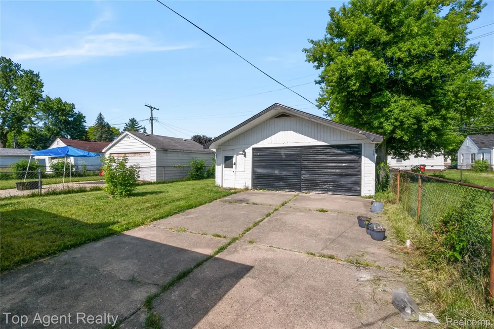 22085 Rausch Avenue Eastpointe City, MI 48021