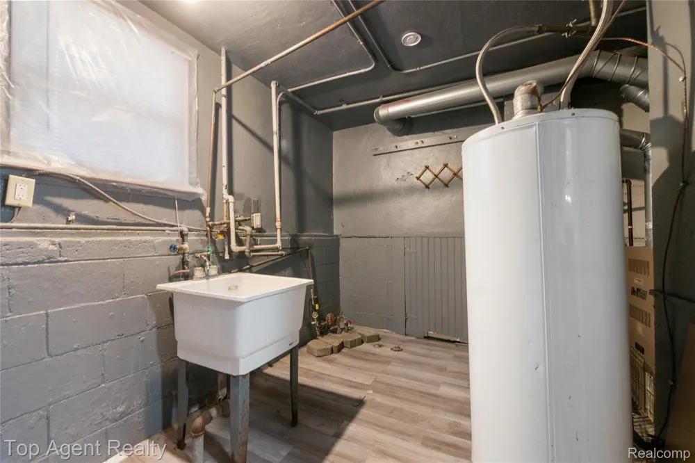22085 Rausch Avenue Eastpointe City, MI 48021