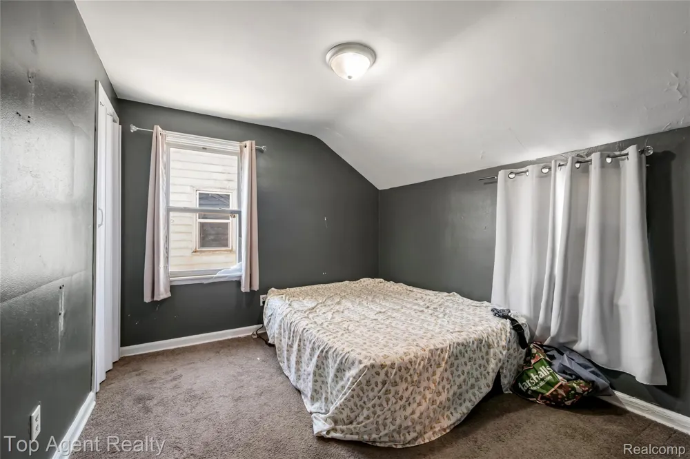 22085 Rausch Avenue Eastpointe City, MI 48021