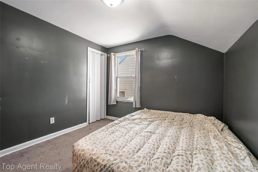 22085 Rausch Avenue Eastpointe City, MI 48021