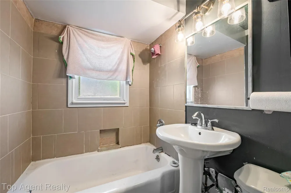 22085 Rausch Avenue Eastpointe City, MI 48021