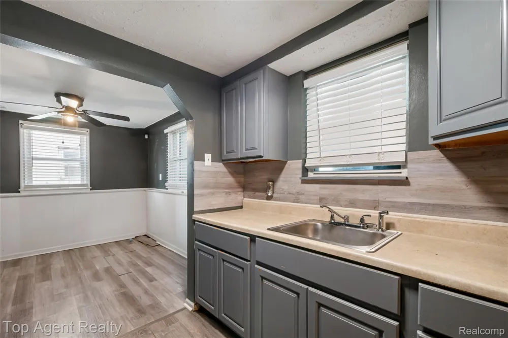 22085 Rausch Avenue Eastpointe City, MI 48021