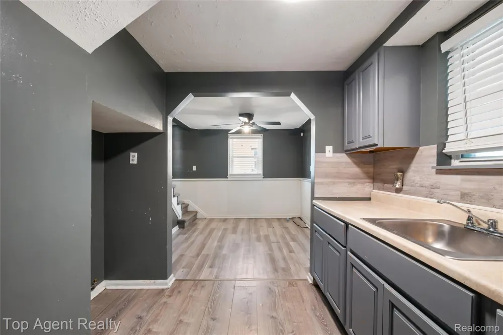 22085 Rausch Avenue Eastpointe City, MI 48021