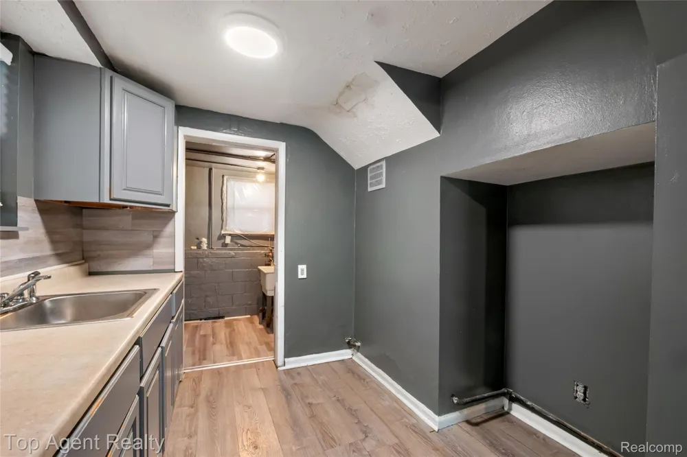 22085 Rausch Avenue Eastpointe City, MI 48021