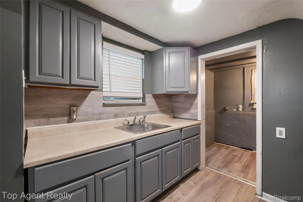 22085 Rausch Avenue Eastpointe City, MI 48021