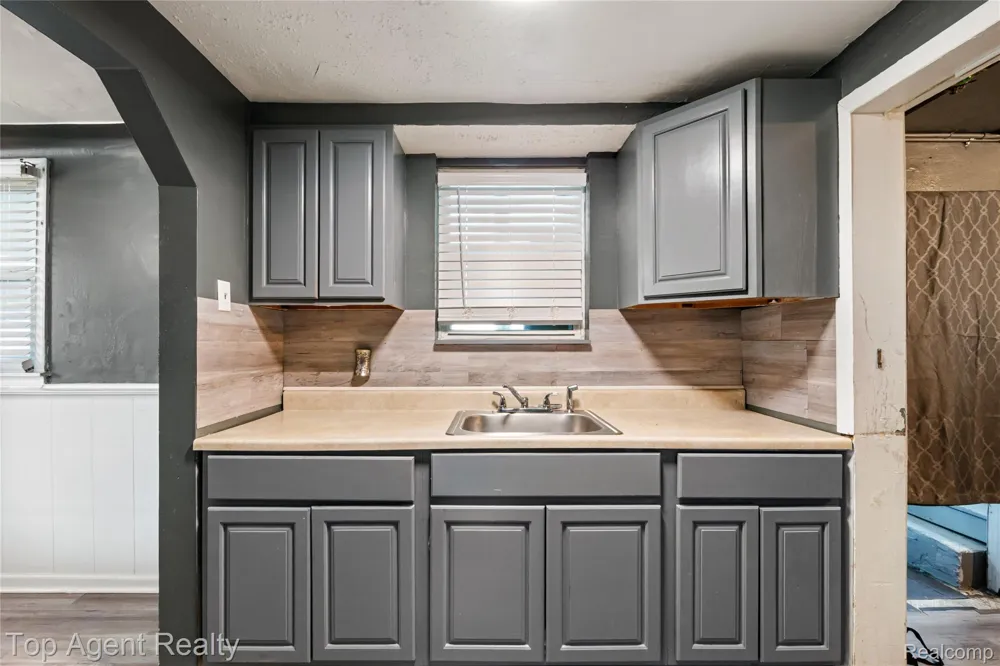 22085 Rausch Avenue Eastpointe City, MI 48021