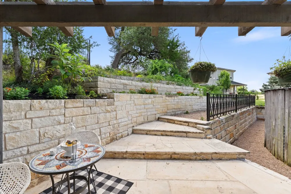 409 Dos Lagos Dripping Springs, TX 78620