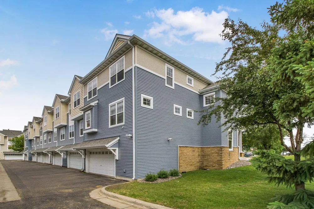 1691 Village Trail E #7 Maplewood, MN 55109