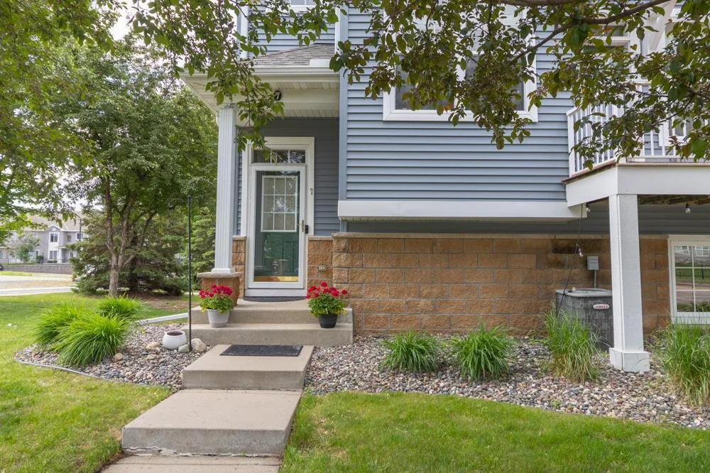 1691 Village Trail E #7 Maplewood, MN 55109