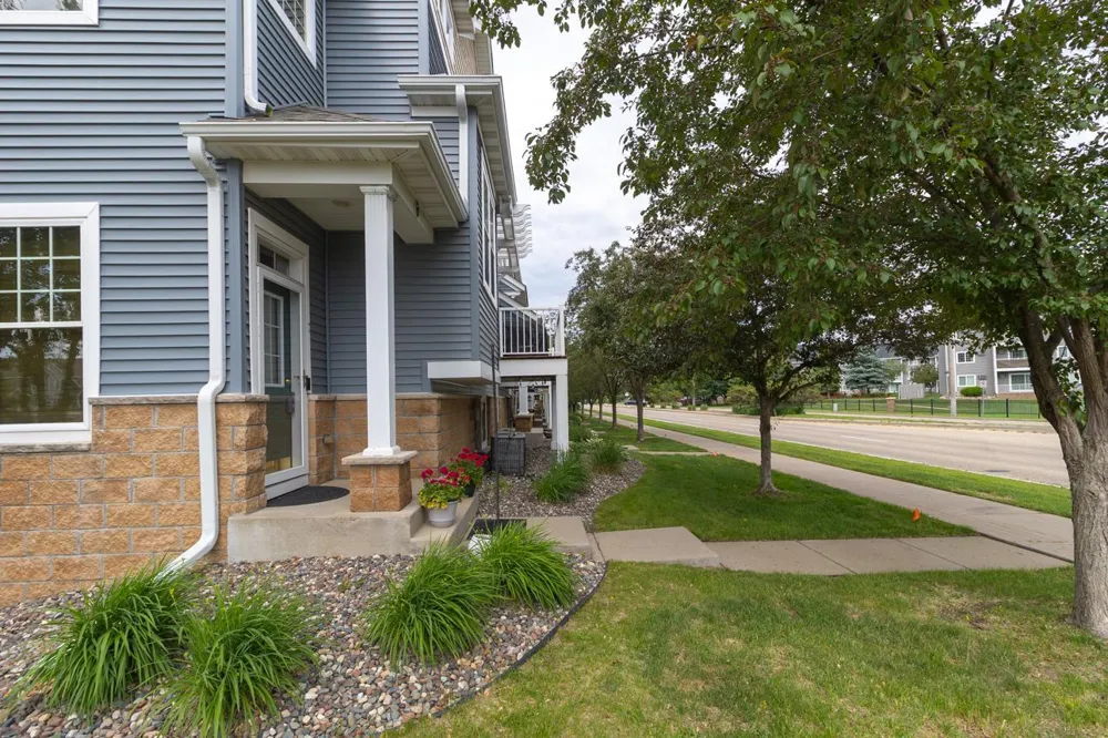 1691 Village Trail E #7 Maplewood, MN 55109