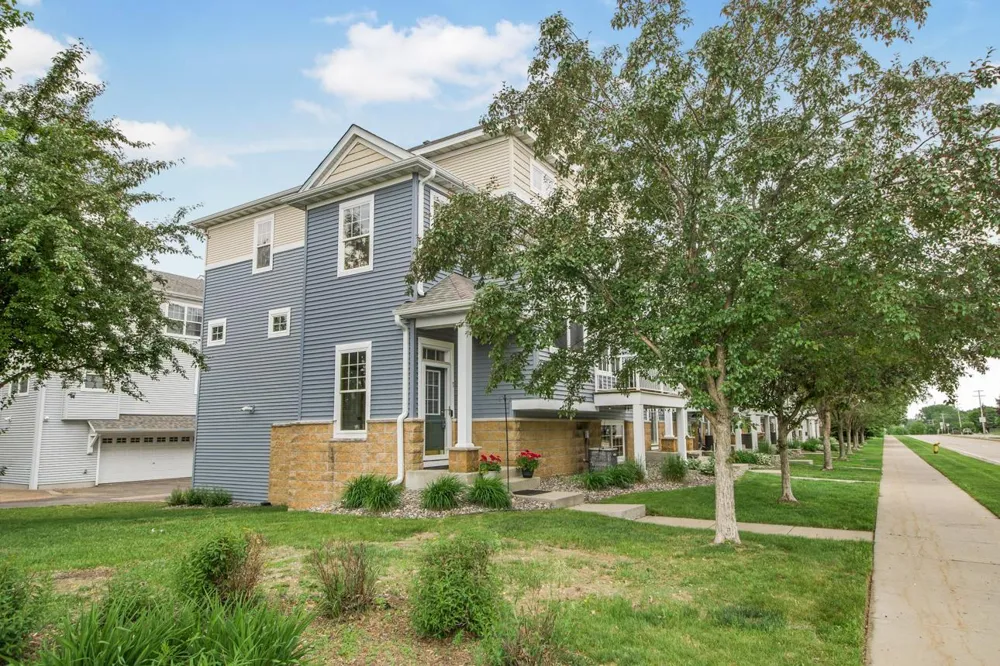 1691 Village Trail E #7 Maplewood, MN 55109
