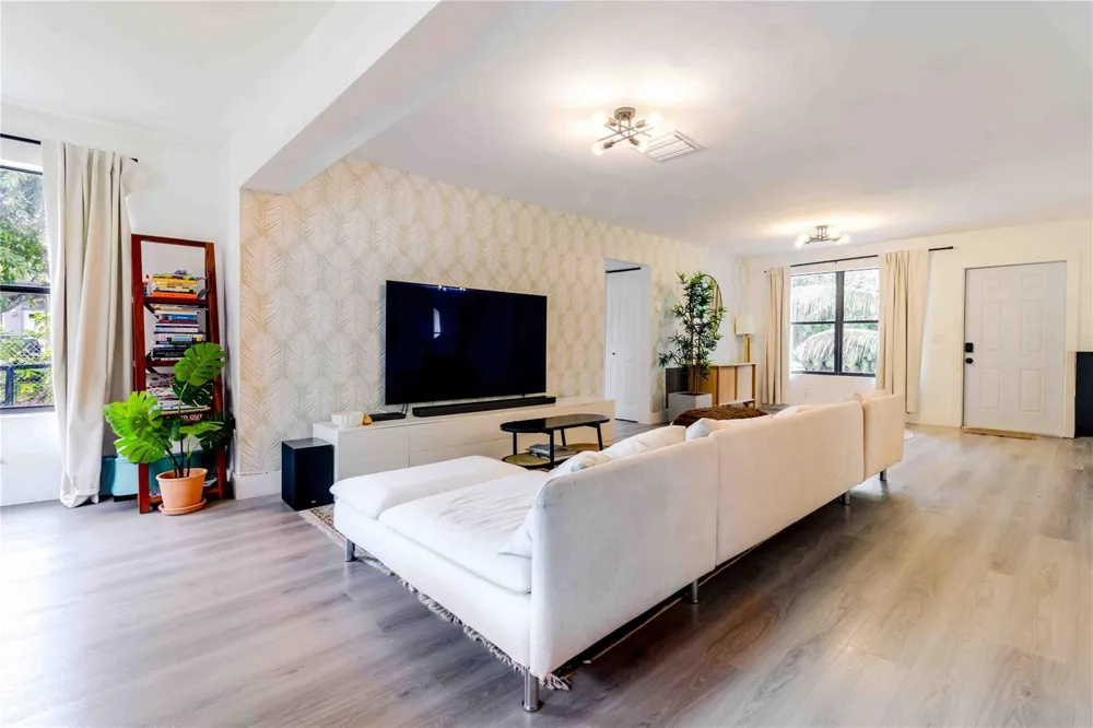 2515 NE 207th Street Miami, FL 33180