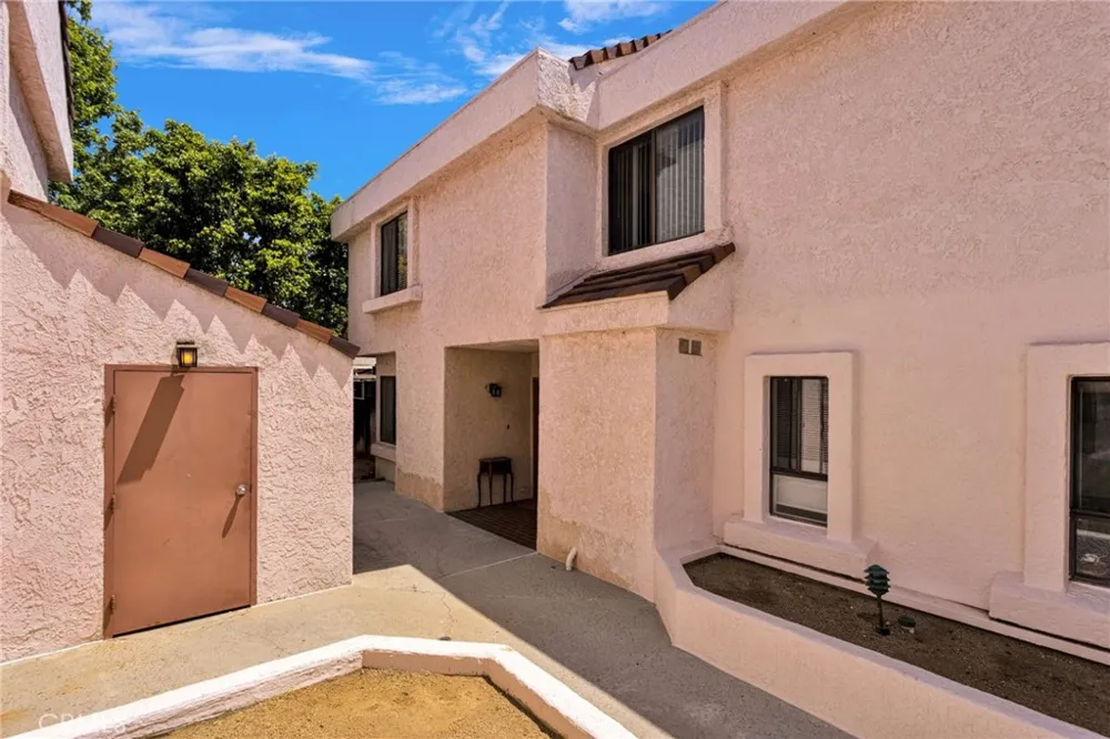 9906 Owensmouth #14 Chatsworth, CA 91311