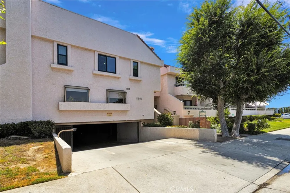9906 Owensmouth #14 Chatsworth, CA 91311