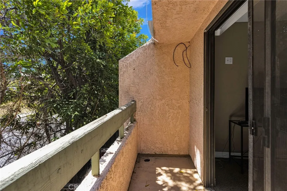 9906 Owensmouth #14 Chatsworth, CA 91311