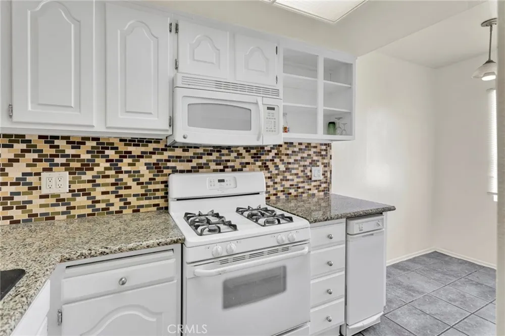 9906 Owensmouth #14 Chatsworth, CA 91311