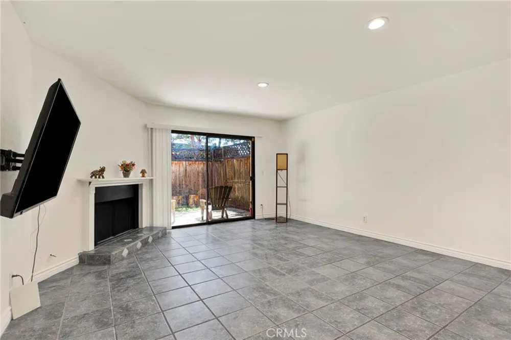 9906 Owensmouth #14 Chatsworth, CA 91311