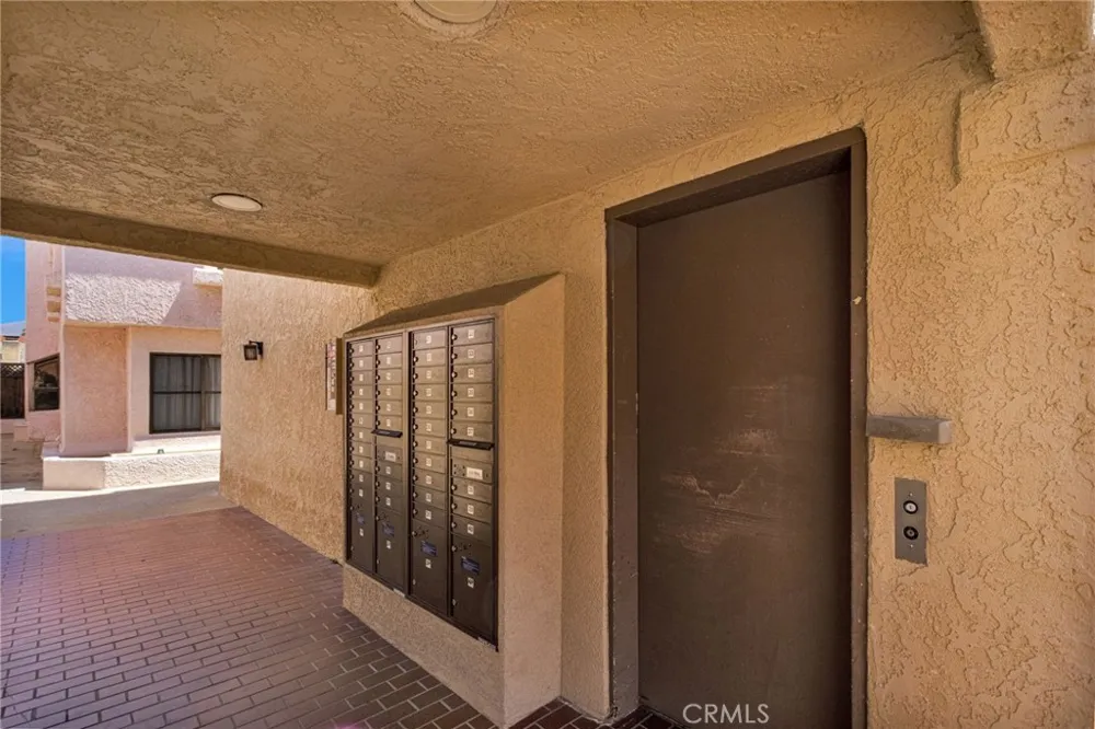 9906 Owensmouth #14 Chatsworth, CA 91311